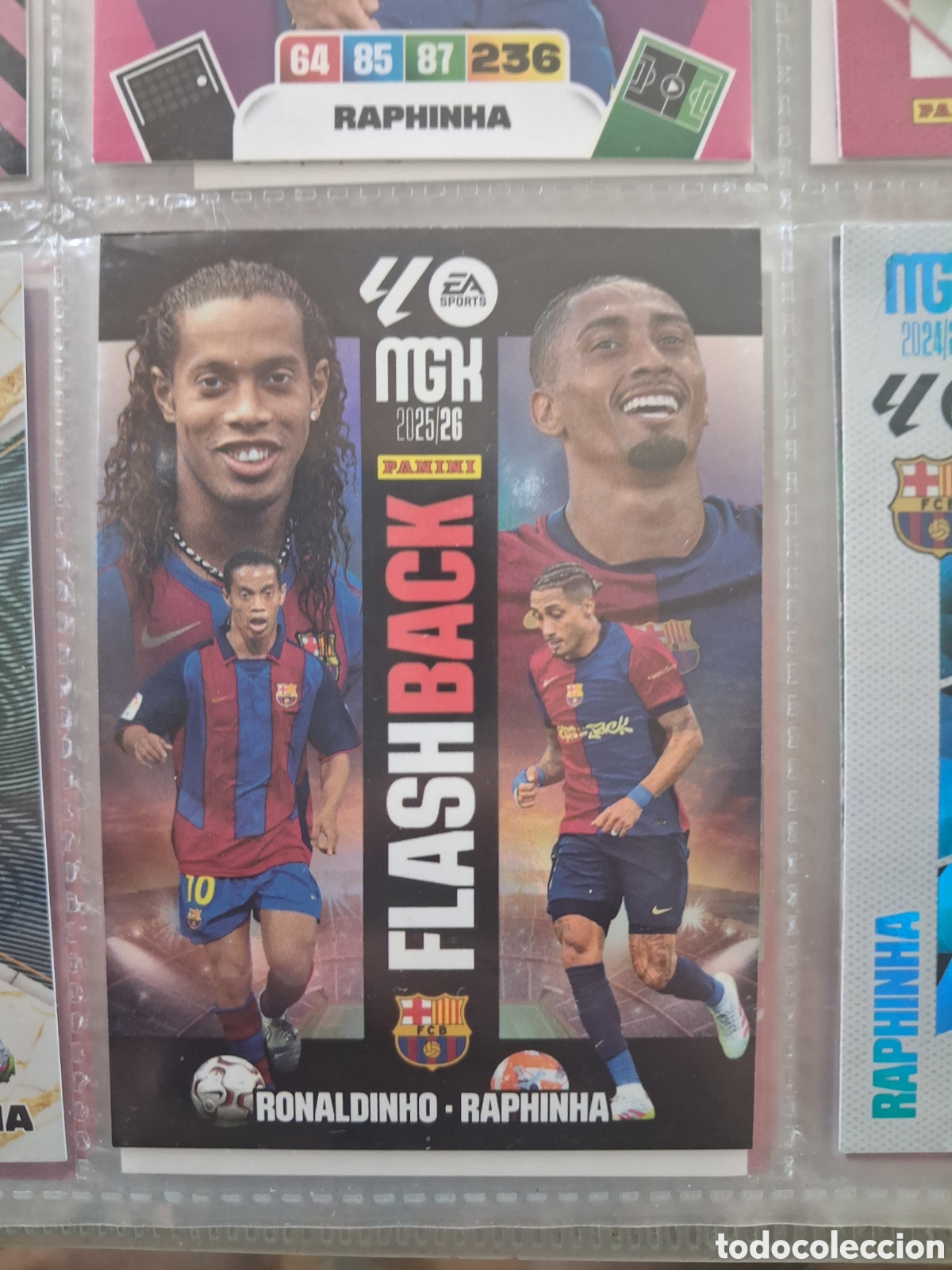 Figurine di Calcio: 430 FLASHBACK Ronaldinho-Raphinha (Barcelona) - MGK Megacracks 2025 2026 25 26