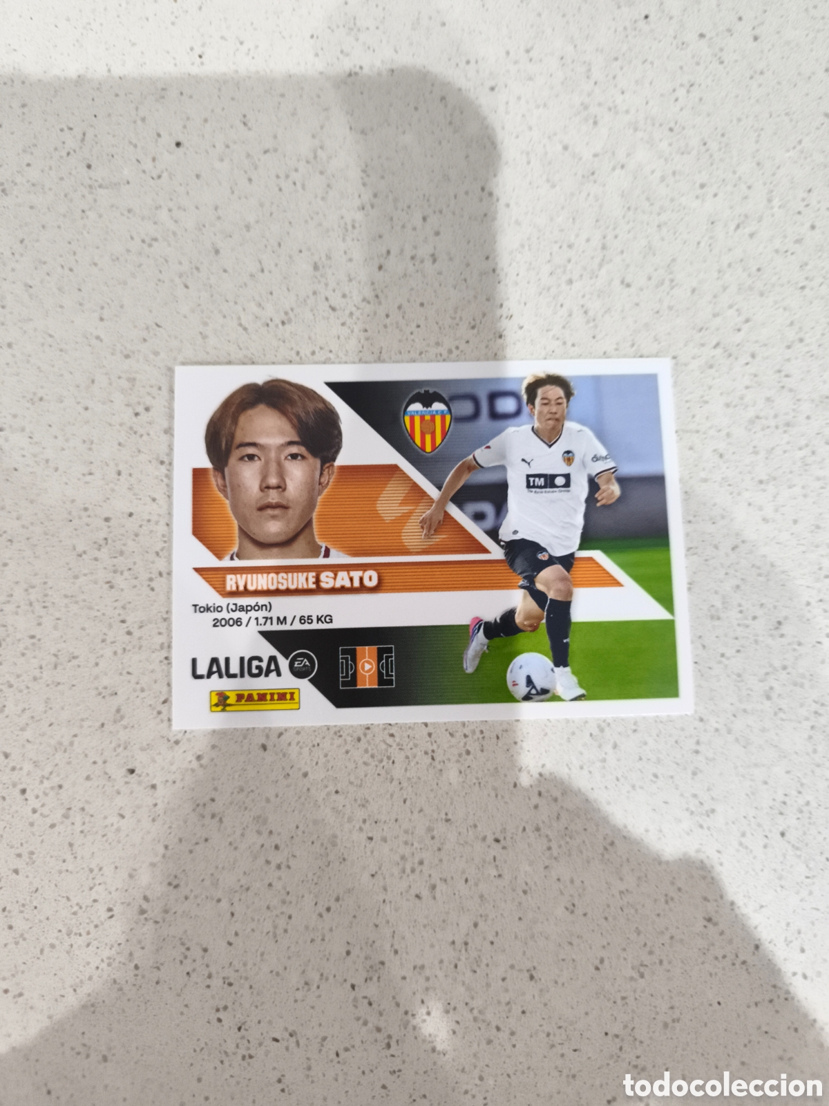 Cromos de f&uacute;tbol: CROMO N&Uacute;MERO 14 &Uacute;LTIMO FICHAJE SATO VALENCIA. LIGA ESTE 26/27. PANINI. SEGUNDA EDICI&Oacute;N.