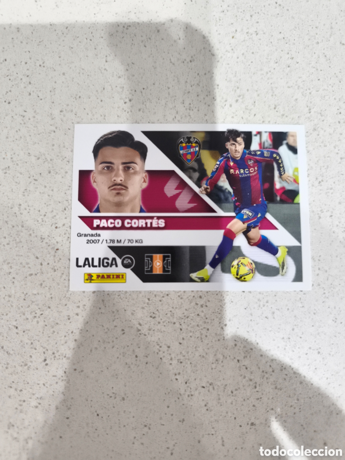 Cromos de f&uacute;tbol: CROMO N&Uacute;MERO 14B PACO CORT&Eacute;S LEVANTE. LIGA ESTE 26/27. PANINI.