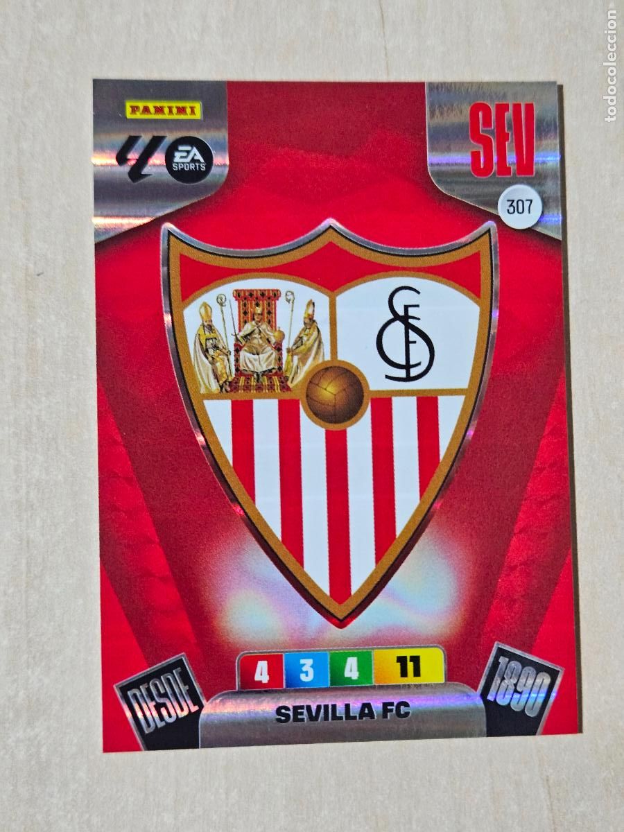 Cromos de Futebol: FICHA N&ordm; 307 ESCUDO - ADRENALYN 25 26 - PANINI 2025 - 26 - CROMO - SEVILLA