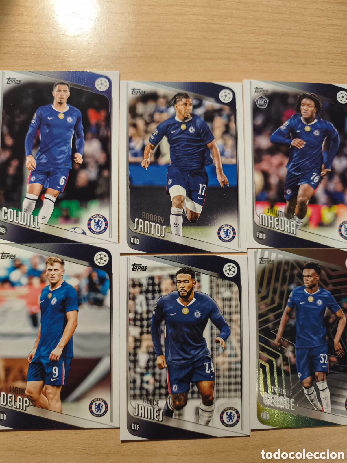 Fu&szlig;ball-Sticker: LOTE 6 CARTAS CHELSEA TOPPS UCC FLAGSHIP 2025 2026 JAMES SANTOS COLWILL 25 26