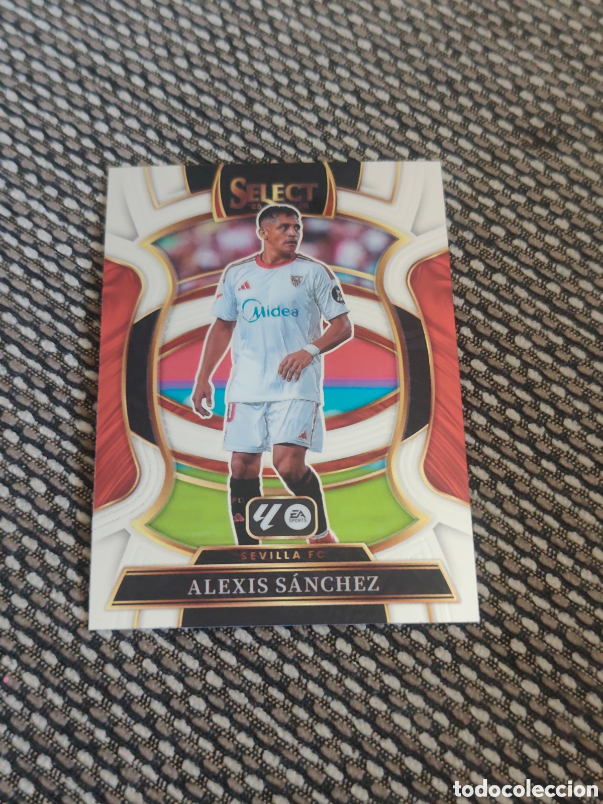 Fu&szlig;ball-Sticker: 83 ALEXIS S&Aacute;NCHEZ SEVILLA TERRACE SELECT LA LIGA SOCCER 2025 2026