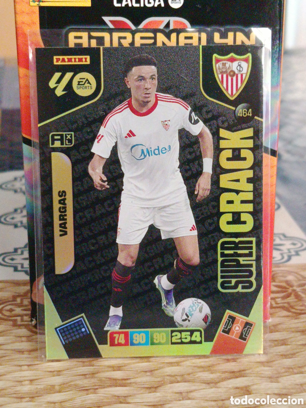 Fu&szlig;ball-Sticker: VARGAS SEVILLA SUPER CRACK N&ordm; 464 LIGA ADRENALYN 25 26 2025 2026 PANINI