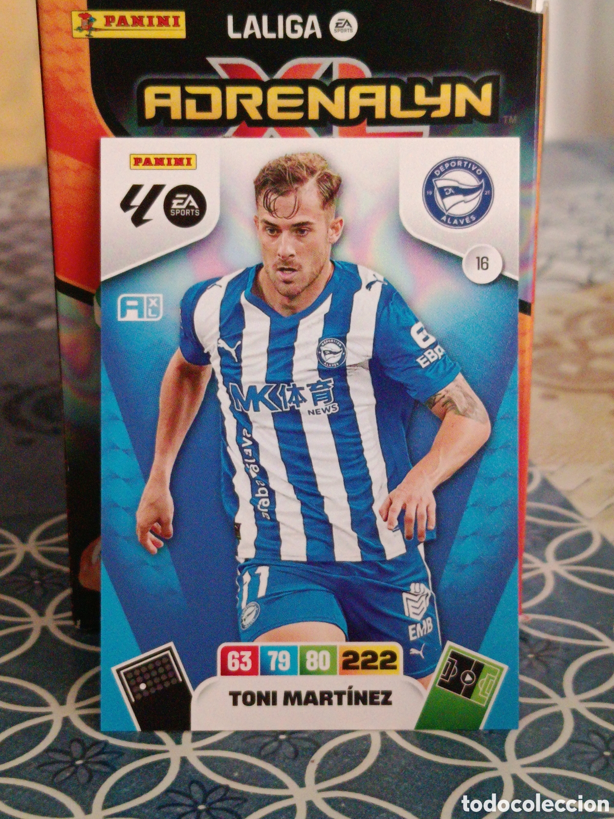 Figurine di Calcio: TONI MARTINEZ DEPORTIVO ALAVES N&ordm; 16 LIGA ADRENALYN 25 26 2025 2026 PANINI