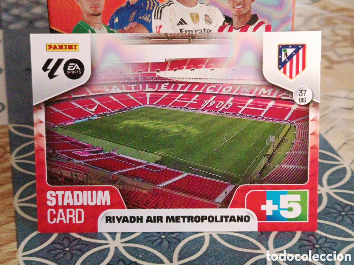 Cromos de Futebol: STADIUM CARD AIR METROPOLITANO ATLETICO DE MADRID N&ordm; 37 BIS LIGA ADRENALYN 25 26 2025 2026 PANINI