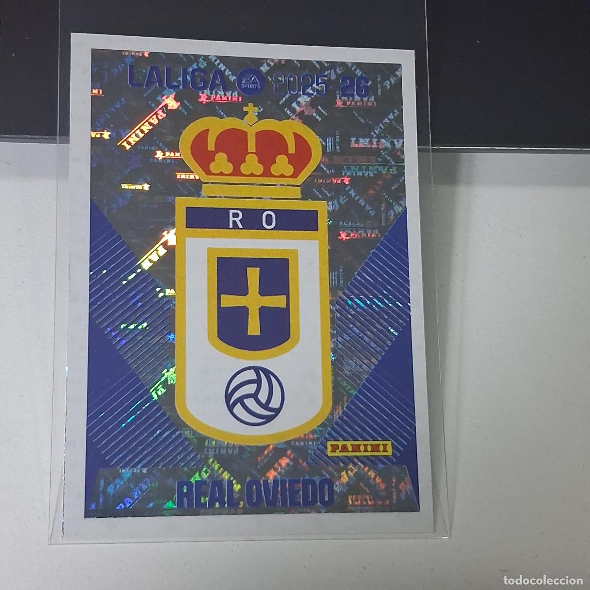 Cromos de f&uacute;tbol: D3 1 ESCUDO LOGO BADGE OVIEDO LIGA ESTE 2025 2026 25 26 PANINI STICKERS CROMOS SPORTS