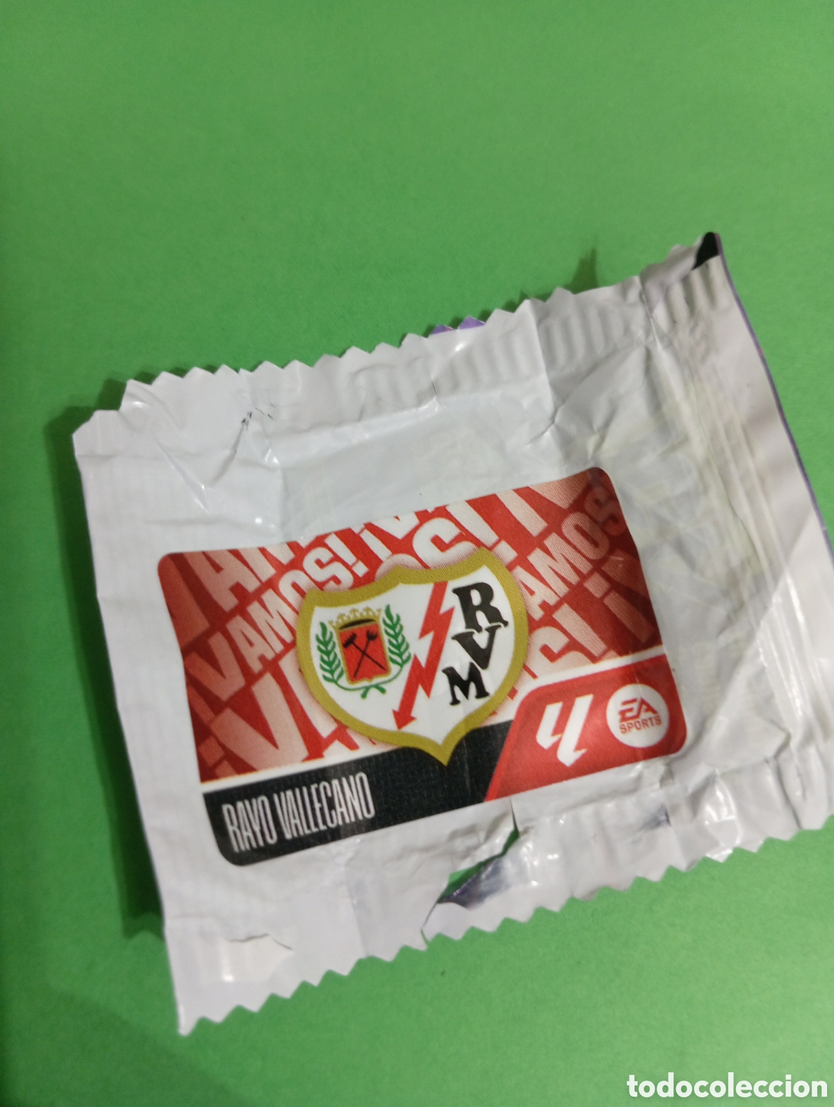 Cromos de f&uacute;tbol: Escudo del Rayo Vallecano / PANINI LIGA ESTE CHICLE LIGA 2026/2027