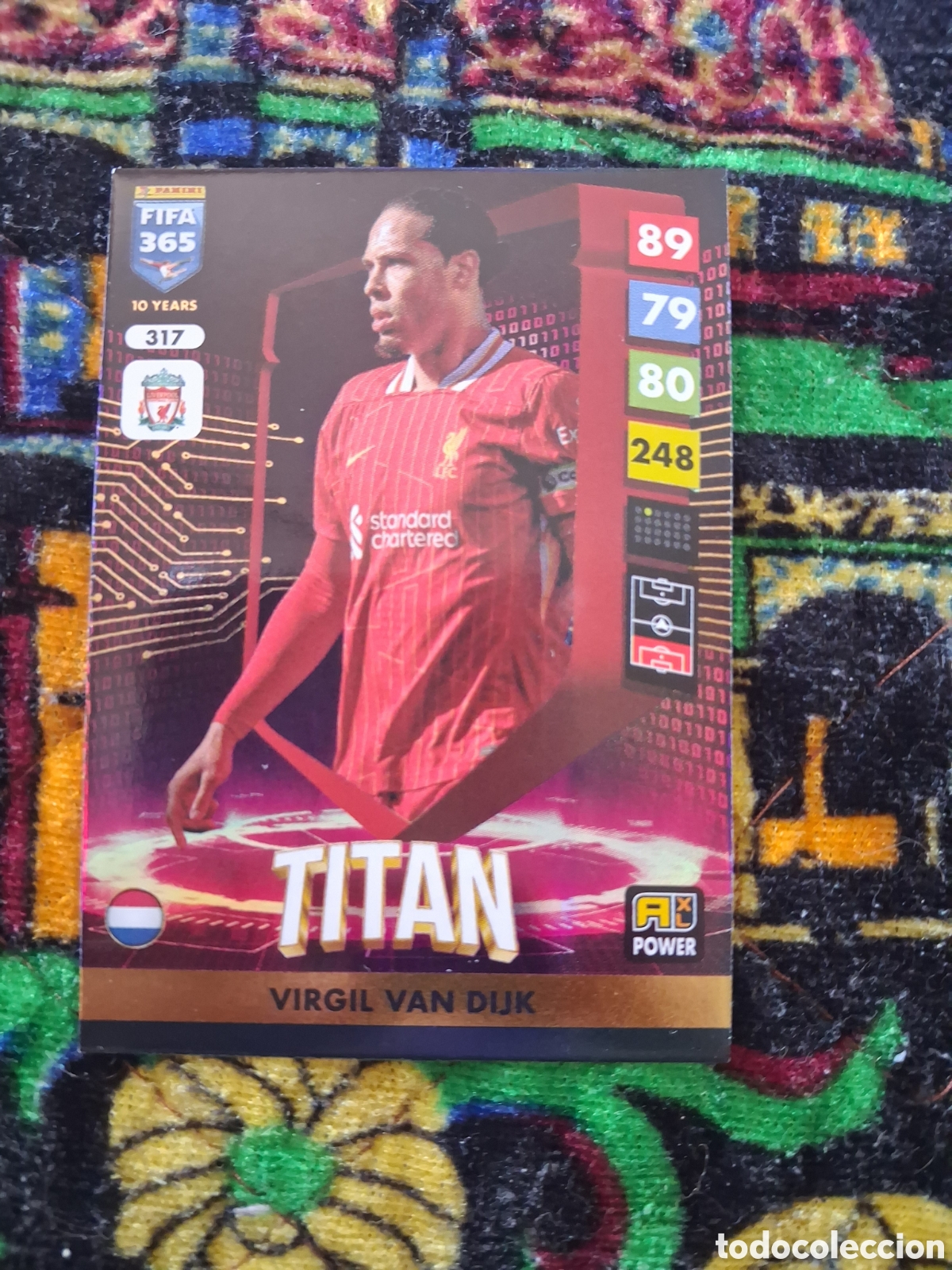 Figurine di Calcio: N&deg; 317 Virgil Van Dijk - Liverpool - Titan - Adrenalyn Fifa 365 - Panini 2024 - 2025 - 24 - 25