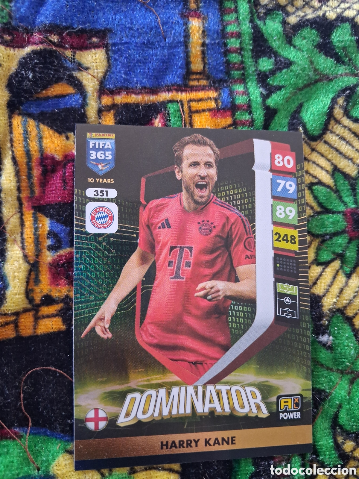 Figurine di Calcio: N&deg; 351 Harry Kane - Bayern Munich - Dominator - Adrenalyn Fifa 365 - Panini 2024 - 2025 - 24 - 25