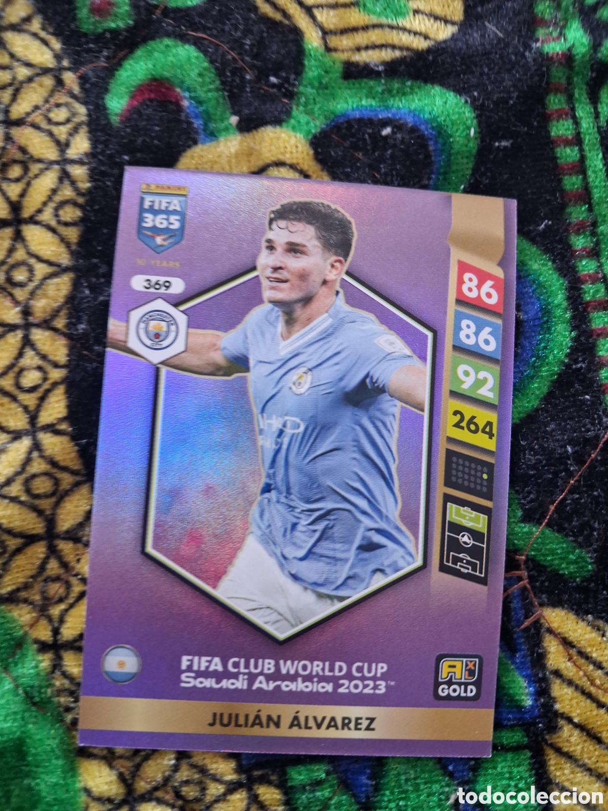 Cromos de f&uacute;tbol: 369 FIFA 365 2025 ADRENALYN XL JULIAN &Aacute;LVAREZ - MANCHESTER CITY GOLD CLUB WORLD CUP 2023 PANINI 25 2