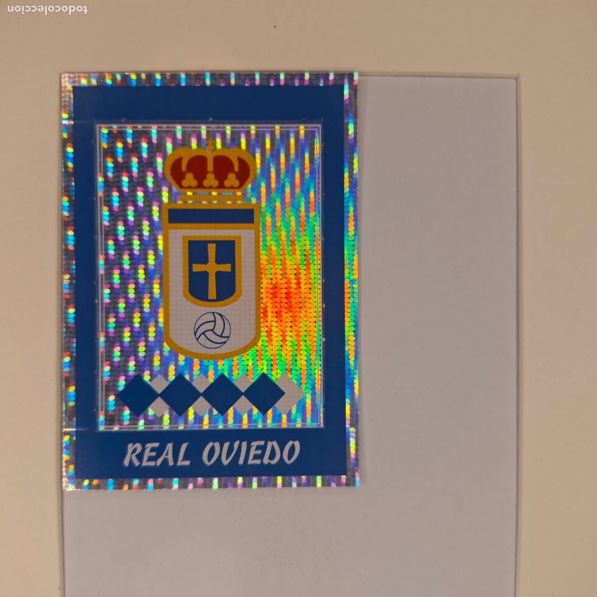 Cromos de f&uacute;tbol: CROMO DE F&Uacute;TBOL. ESCUDO DEL REAL OVIEDO. LIGA 97/98. POP UP. PANINI.
