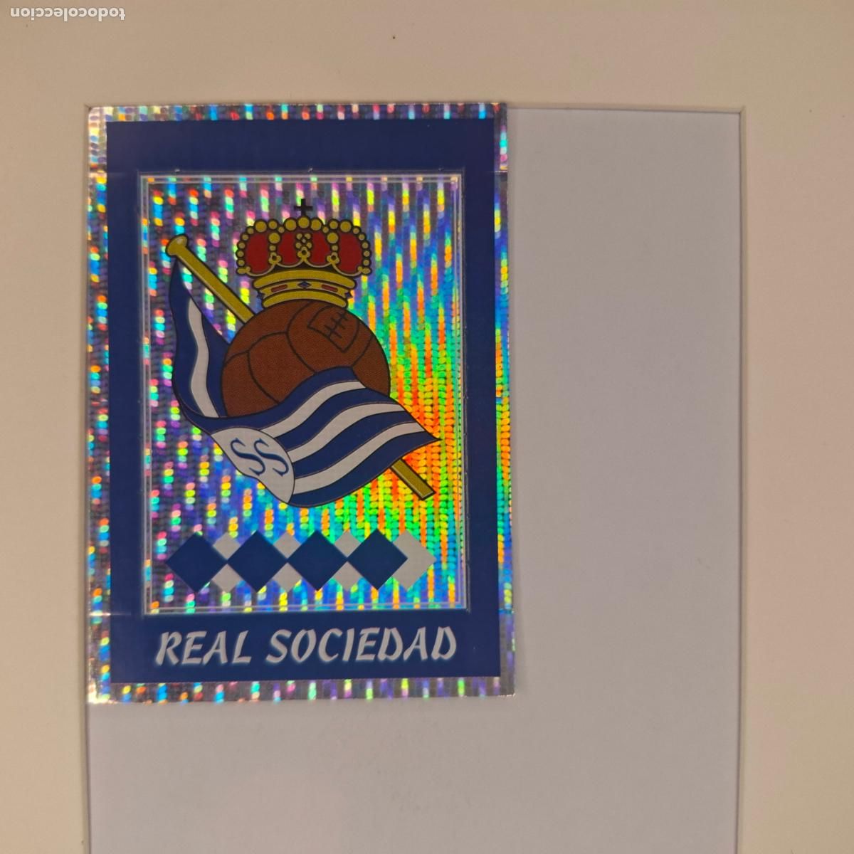Cromos de f&uacute;tbol: CROMO DE F&Uacute;TBOL. ESCUDO. REAL SOCIEDAD. LIGA 97/98. POP UP. PANINI.