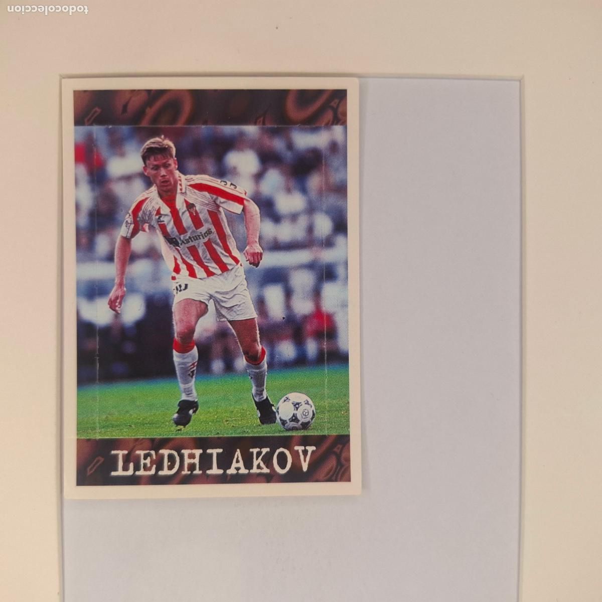 Cromos de Futebol: CROMO DE F&Uacute;TBOL. LEDHIAKOV. SPORTING DE GIJON. LIGA 97/98. POP UP. PANINI.
