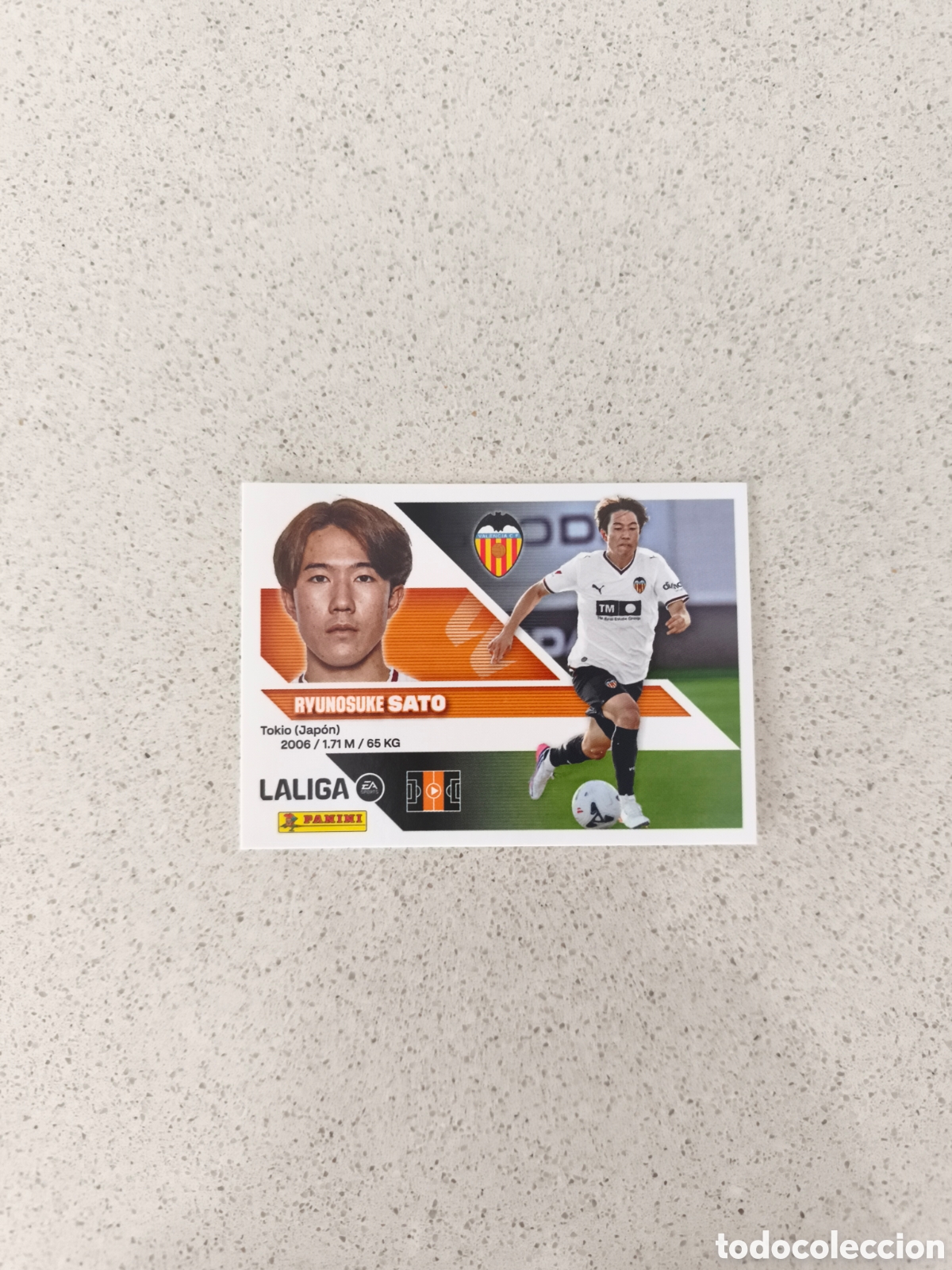 Football Stickers: CROMO N&Uacute;MERO 14 &Uacute;LTIMO FICHAJE SATO VALENCIA. LIGA ESTE 26/27. PANINI.