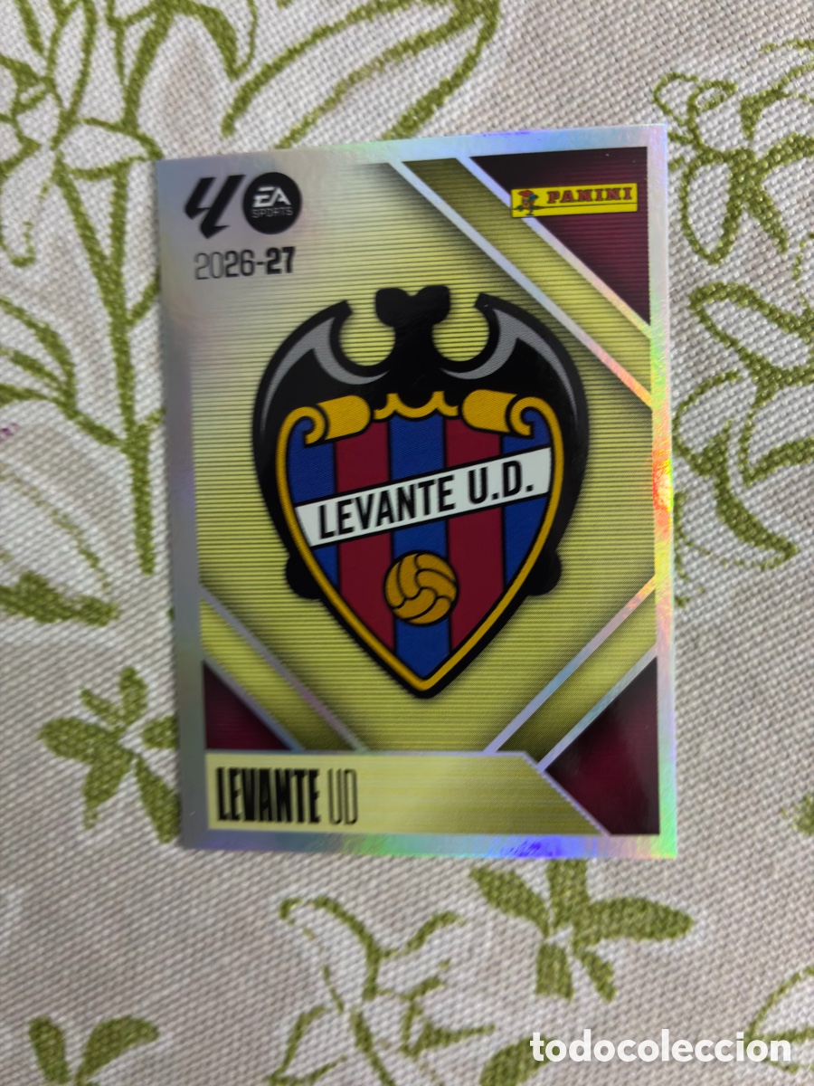 Cromos de f&uacute;tbol: Cromo Escudo Metalizado Levante UD N&ordm; 1 - Colecci&oacute;n Este Panini Liga 2026-27 (Sin Pegar)