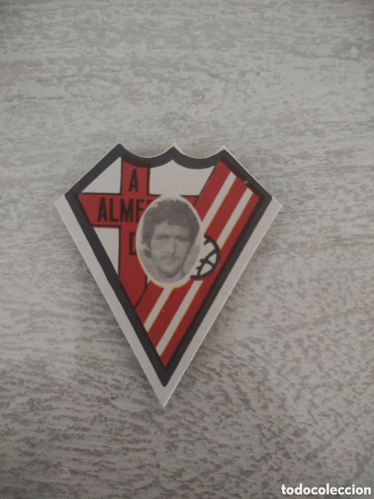 Cromos de f&uacute;tbol: Cromos troquelados escudo y cara 80 81 Almer&iacute;a Murua con marcas de grapas
