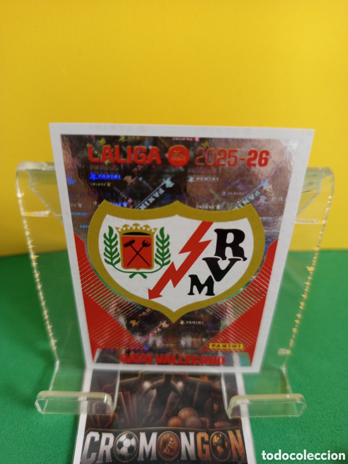 Cromos de f&uacute;tbol: ❇️ CROMO ⚽ CARD 1.- ESCUDO RAYO VALLECANO - COLECCIONES ESTE 2025 26 PANINI ❇️