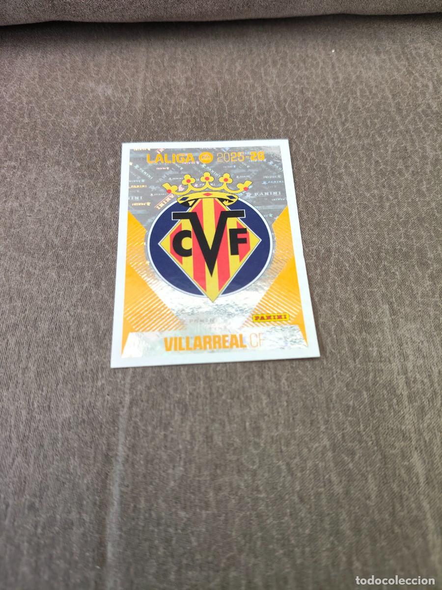 Cromos de f&uacute;tbol: Cromo 1 ESCUDO VILLARREAL CF. Colecci&oacute;n LALIGA F&uacute;tbol 2025-2026 PANINI Nuevo