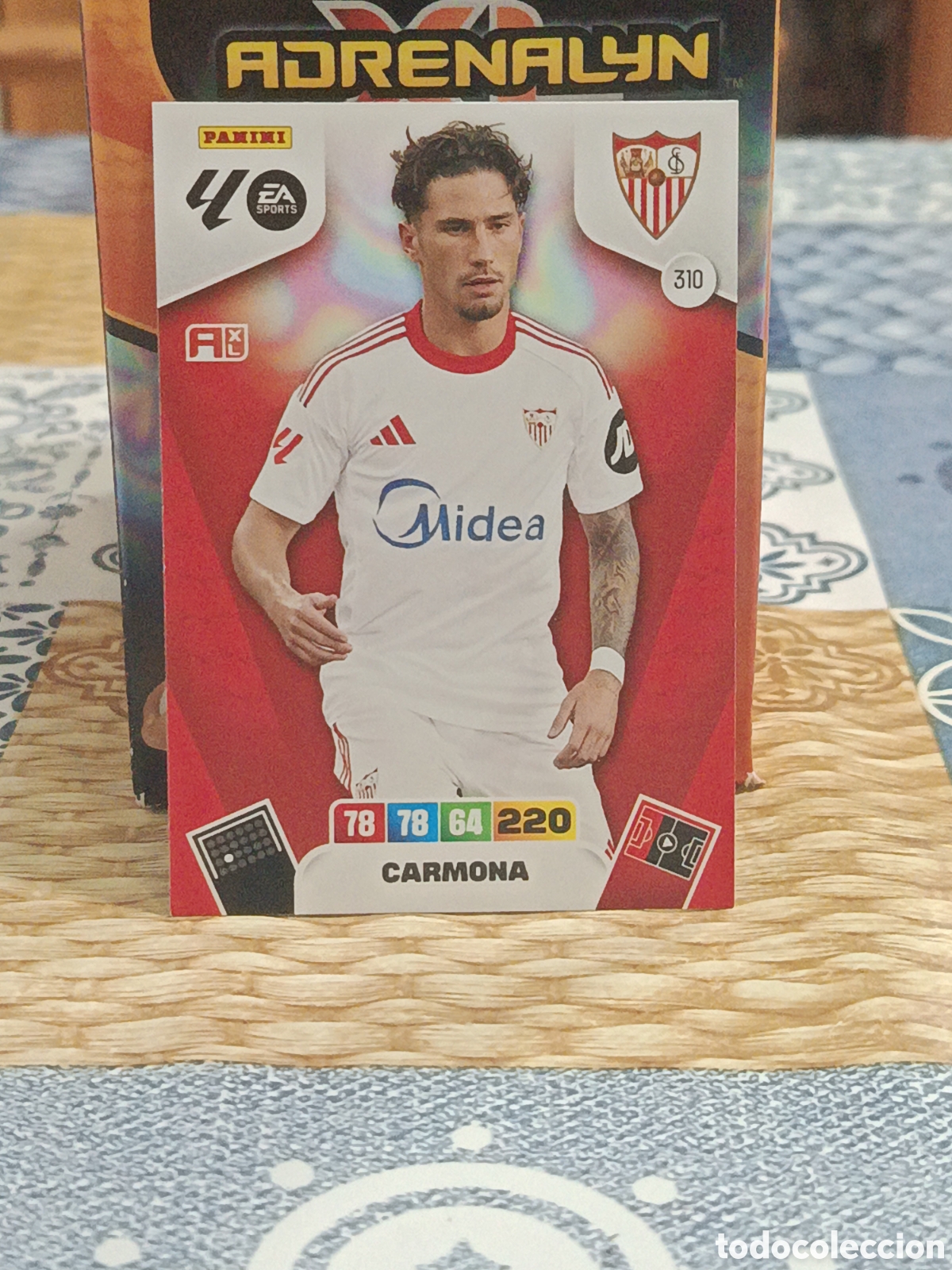 Figurine di Calcio: CARMONA SEVILLA N&ordm; 310 LIGA ADRENALYN 25 26 2025 2026 PANINI