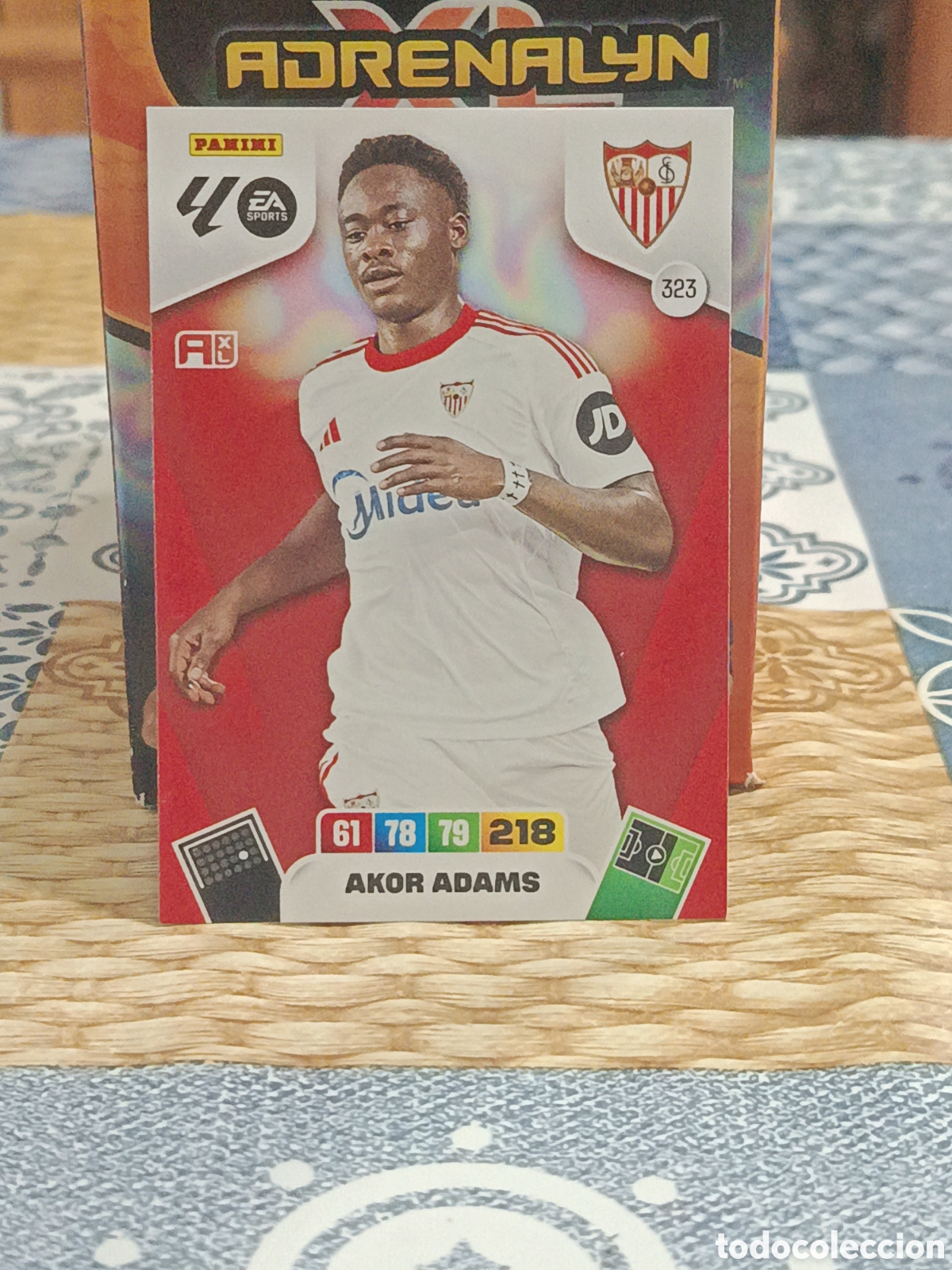 Fu&szlig;ball-Sticker: AKOR ADAMS SEVILLA N&ordm; 323 LIGA ADRENALYN 25 26 2025 2026 PANINI