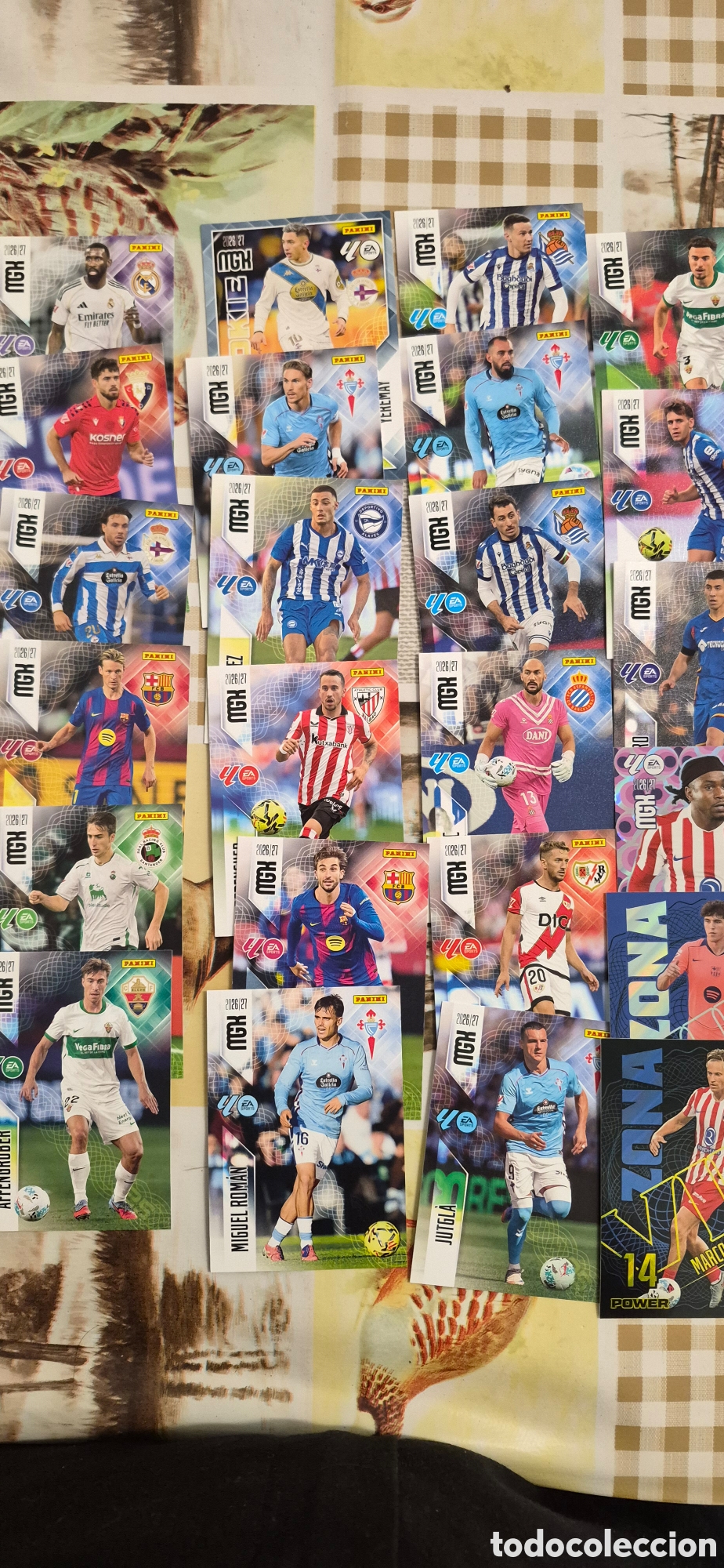 Cromos de f&uacute;tbol: CROMOS MGK T.26 27 + DE 25