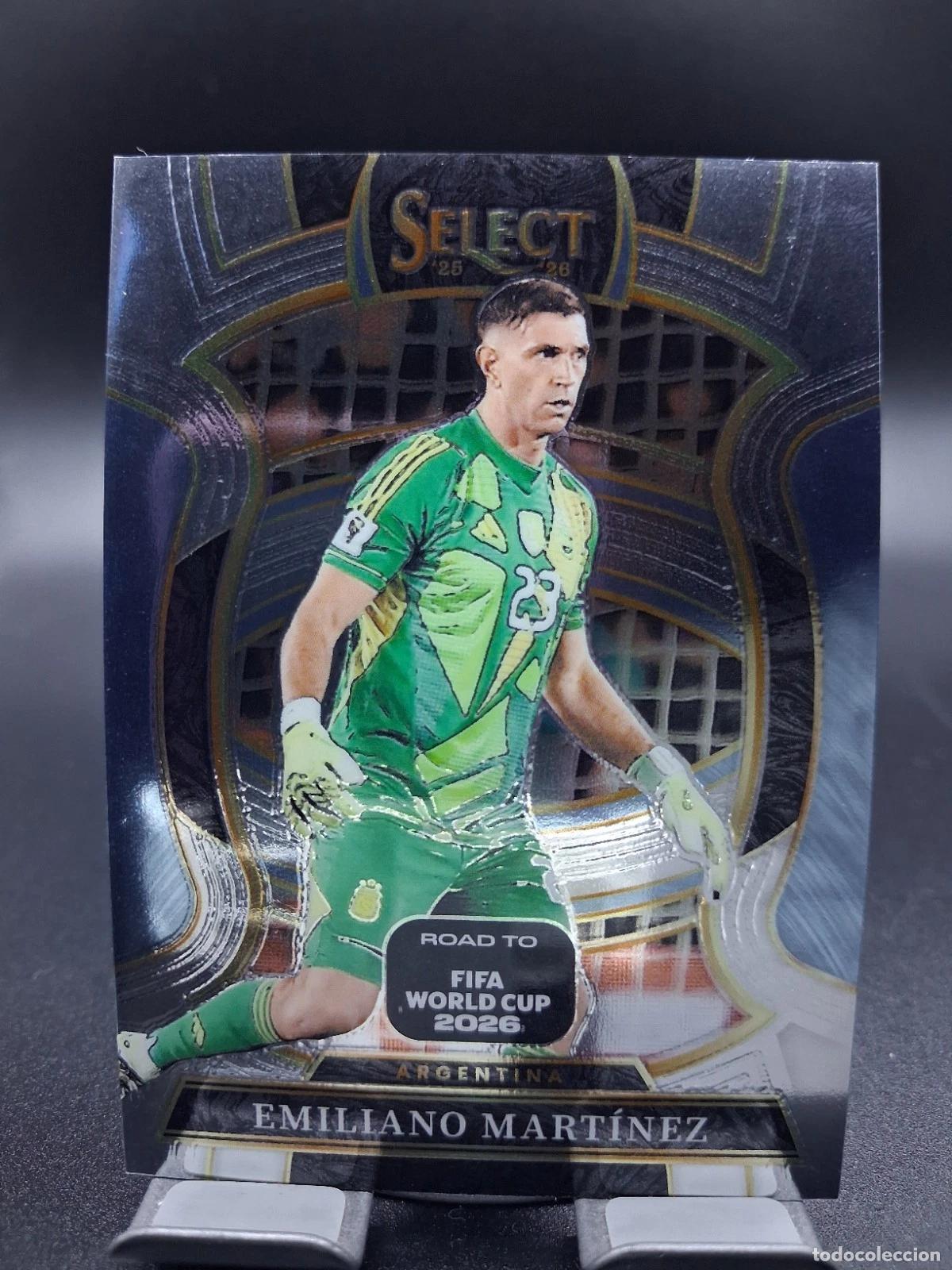 Cromos de f&uacute;tbol: Emiliano Mart&iacute;nez #60 Terrace Panini Select Road to FIFA World Cup 2026 Argentina