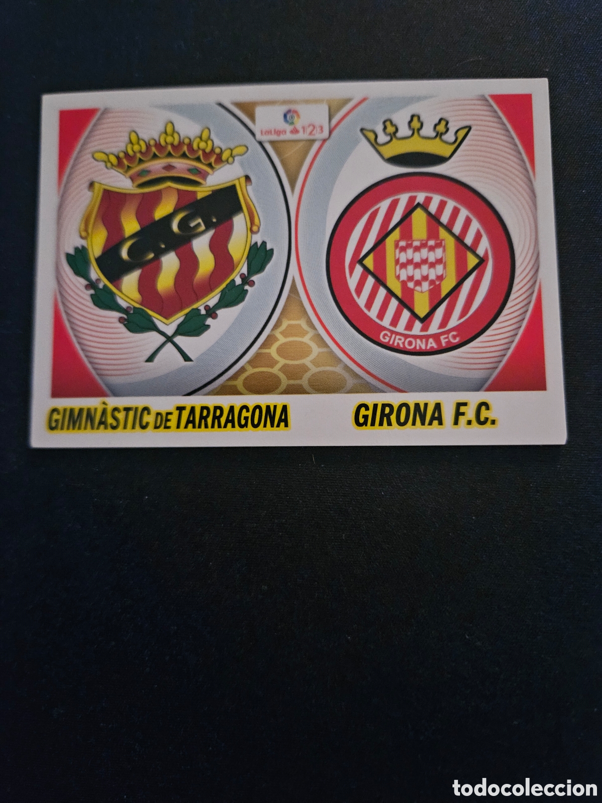 Cromos de f&uacute;tbol: ESCUDOS GIMN&Agrave;STIC DE TARRAGONA &ndash; GIRONA F.C. N&ordm; 4 LALIGA 1|2|3 &ndash; LIGA ESTE 2016-17 PANINI 1/2