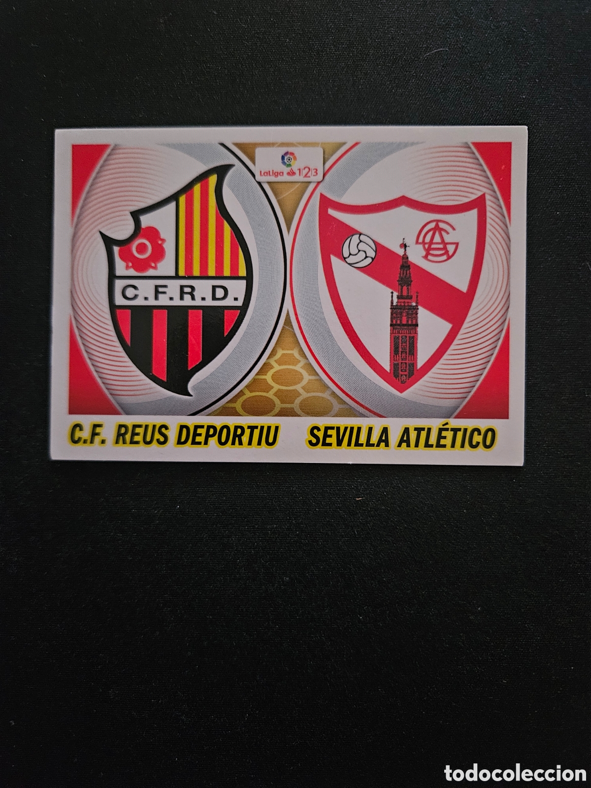 Cromos de f&uacute;tbol: ESCUDOS C.F. REUS DEPORTIU &ndash; SEVILLA ATL&Eacute;TICO N&ordm; 9 LALIGA 1|2|3 &ndash; LIGA ESTE 2016-17 PANINI