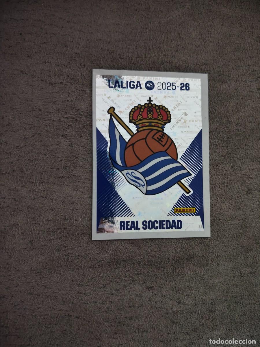 Cromos de f&uacute;tbol: Cromo 1 ESCUDO REAL SOCIEDAD. Colecci&oacute;n LALIGA F&uacute;tbol 2025-2026 PANINI Nuevo