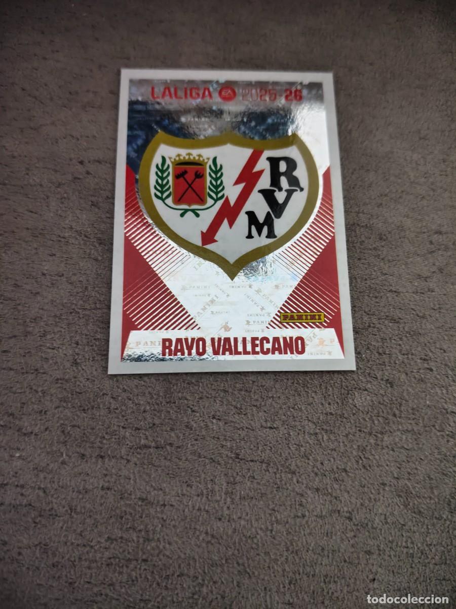Cromos de f&uacute;tbol: Cromo 1 ESCUDO RAYO VALLECANO. Colecci&oacute;n LALIGA F&uacute;tbol 2025-2026 PANINI Nuevo