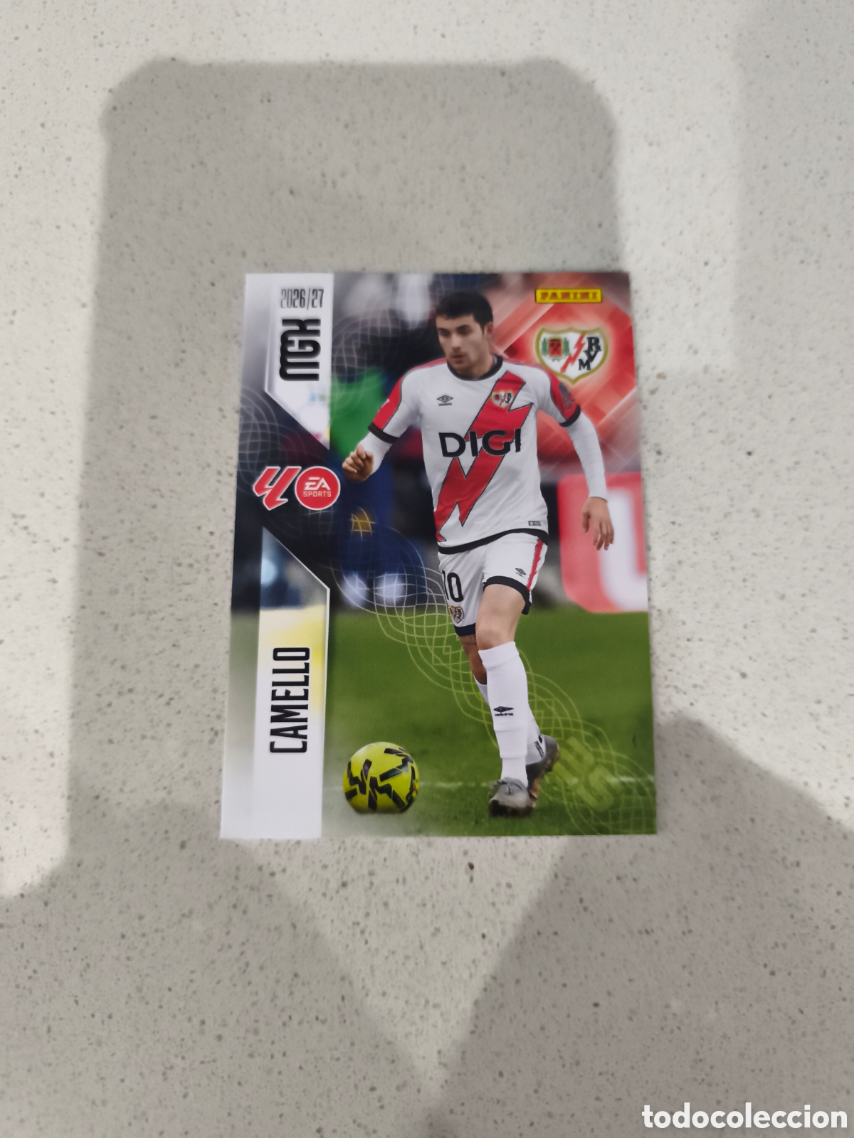 Cromos de f&uacute;tbol: CARTA N&Uacute;MERO 305 CAMELLO RAYO VALLECANO. MEGACRACKS 26/27. PANINI.