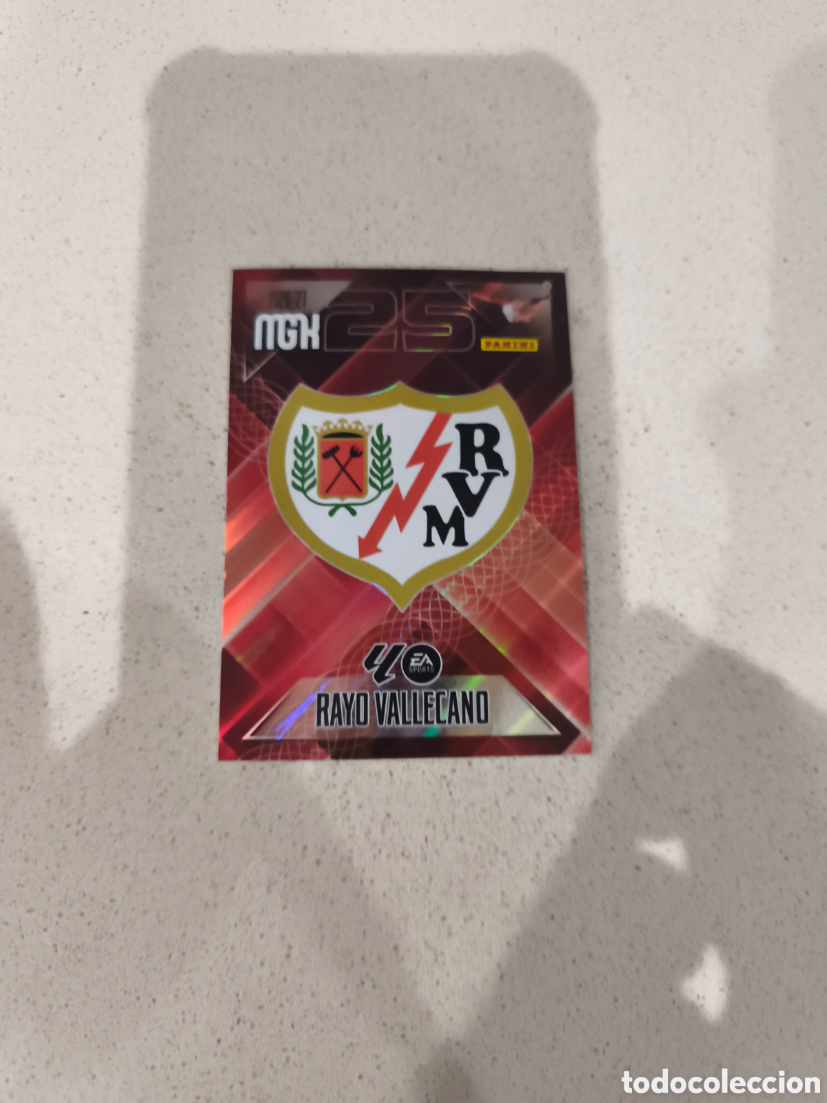 Cromos de f&uacute;tbol: CARTA N&Uacute;MERO 289 ESCUDO RAYO VALLECANO. MEGACRACKS 26/27. PANINI.