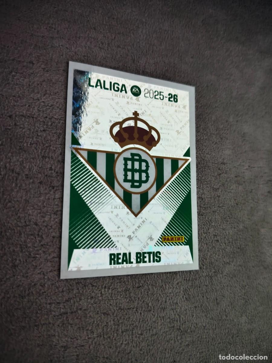 Cromos de f&uacute;tbol: Cromo 1 ESCUDO REAL BETIS. Colecci&oacute;n LALIGA F&uacute;tbol 2025-2026 PANINI Nuevo