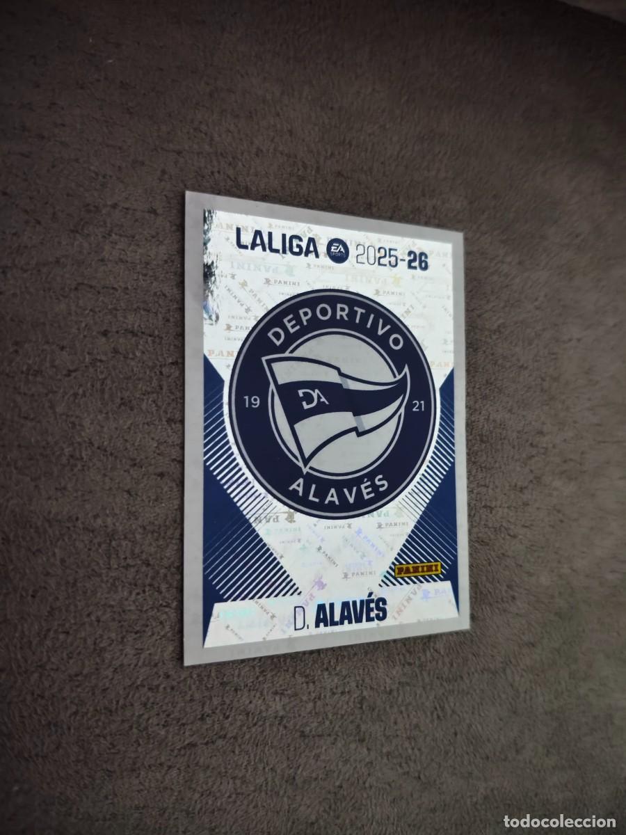 Cromos de f&uacute;tbol: Cromo 1 ESCUDO D. ALAV&Eacute;S. Colecci&oacute;n LALIGA F&uacute;tbol 2025-2026 PANINI Nuevo