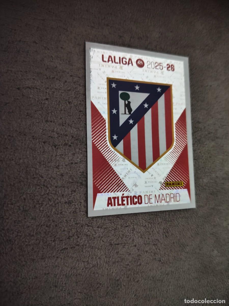 Cromos de f&uacute;tbol: Cromo 1 ESCUDO ATL&Eacute;TICO DE MADRID. Colecci&oacute;n LALIGA F&uacute;tbol 2025-2026 PANINI Nuevo