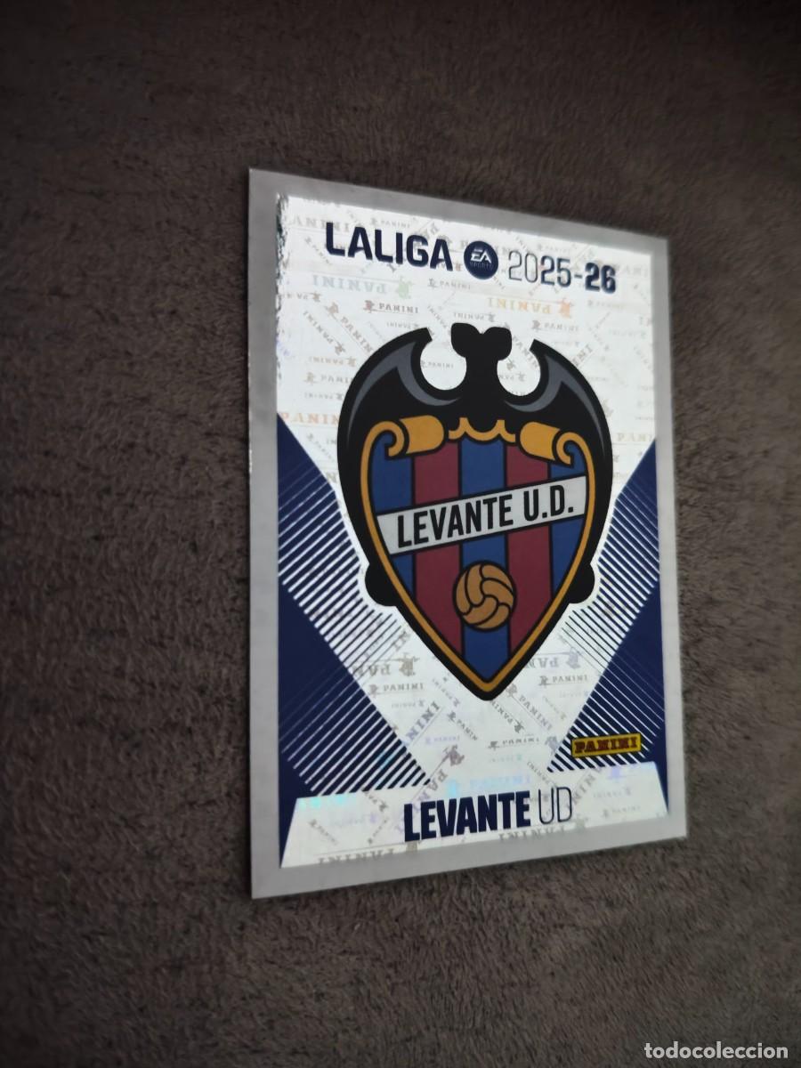 Cromos de f&uacute;tbol: Cromo 1 ESCUDO LEVANTE UD. Colecci&oacute;n LALIGA F&uacute;tbol 2025-2026 PANINI Nuevo