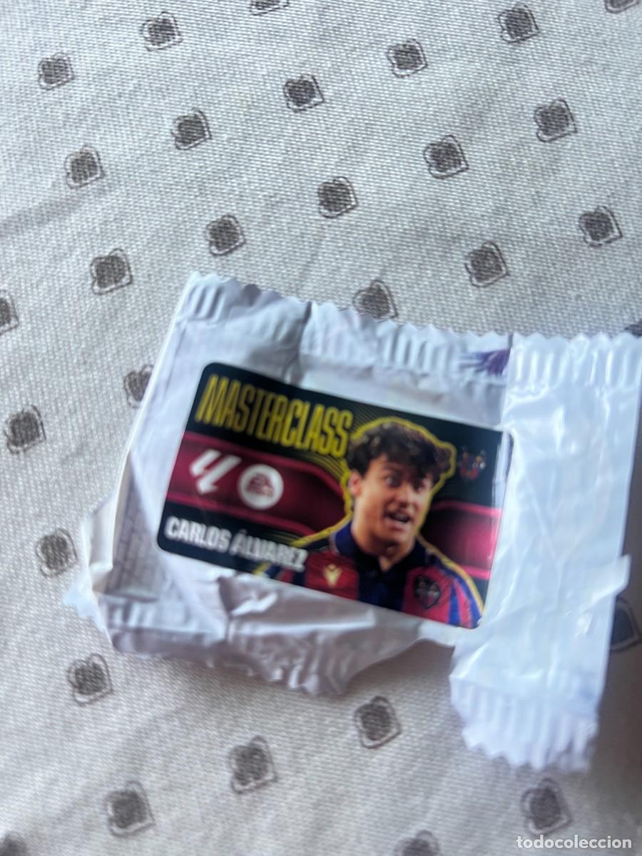 Figurine di Calcio: CARLOS &Aacute;LVAREZ LEVANTE CHICLE LIGA ESTE 2026-2027/26-27 PANINI
