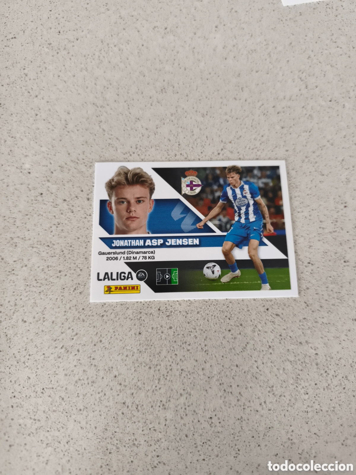 Cartes &agrave; collectionner de Football: CROMO N&Uacute;MERO 17 ASP JENSEN DEPORTIVO CORU&Ntilde;A. LIGA ESTE 26/27. PANINI. TERCERA EDICI&Oacute;N.