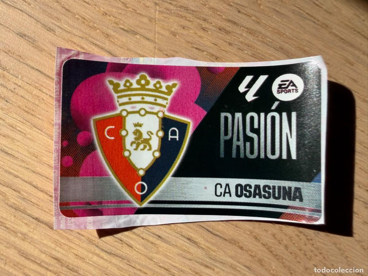 Cromos de f&uacute;tbol: ESCUDO OSASUNA PASION 25 26 2025 2026 LIGA EA SPORTS CHICLES CHICLE ESTE SIN PEGAR