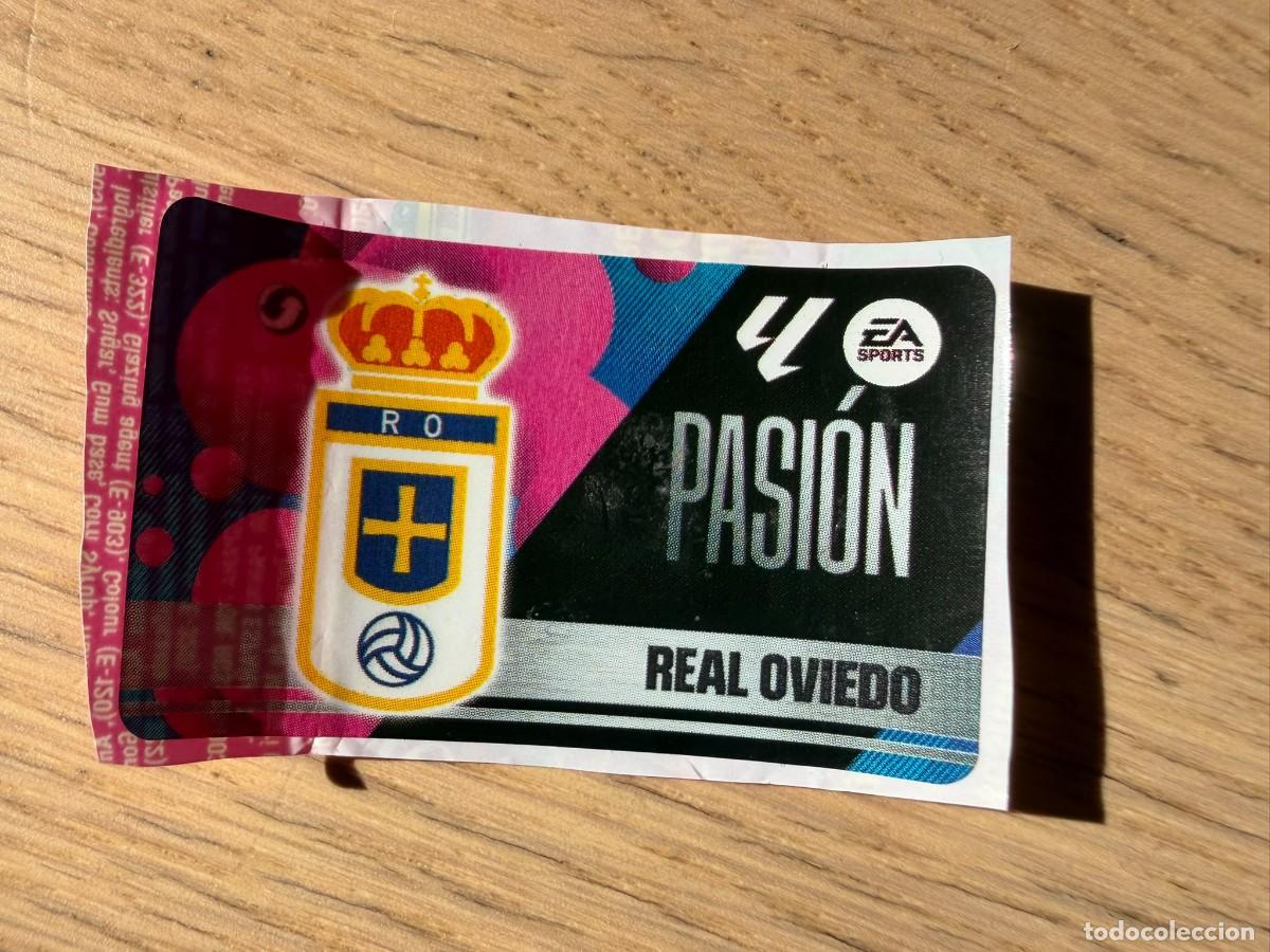 Cromos de f&uacute;tbol: ESCUDO REAL OVIEDO PASION 25 26 2025 2026 LIGA EA SPORTS CHICLES CHICLE ESTE SIN PEGAR