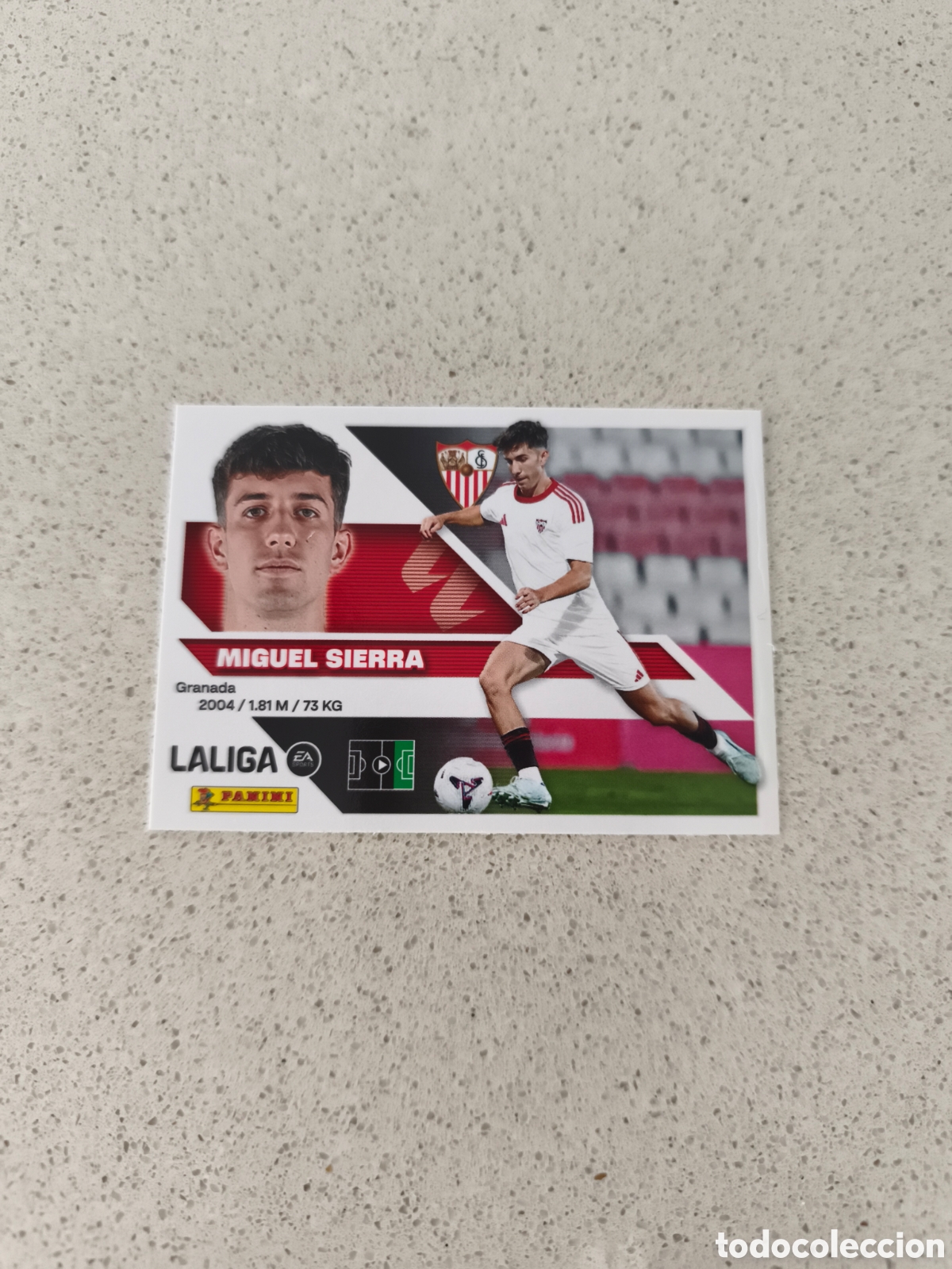 Fu&szlig;ball-Sticker: CROMO N&Uacute;MERO 19 BIS COLOCA MIGUEL SIERRA SEVILLA. LIGA ESTE 26/27. PANINI. TERCERA EDICI&Oacute;N.