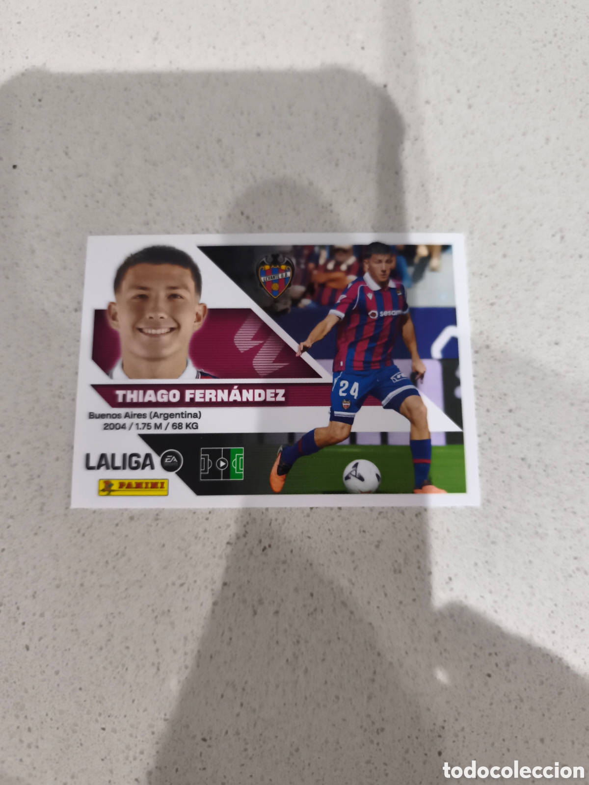 Fu&szlig;ball-Sticker: CROMO N&Uacute;MERO 16 BIS COLOCA THIAGO FERN&Aacute;NDEZ LEVANTE. LIGA ESTE 26/27. PANINI. TERCERA EDICI&Oacute;N.