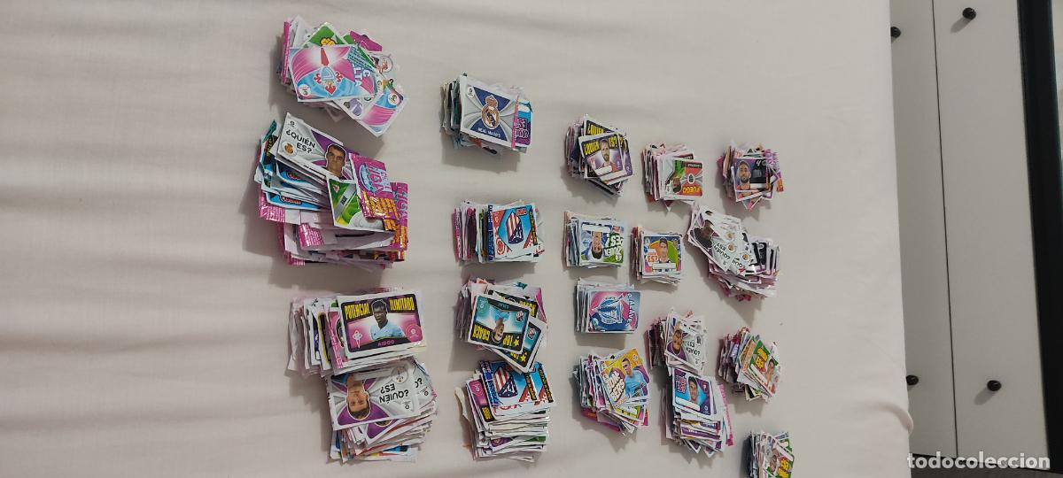 Cromos de f&uacute;tbol: LOTE DE MAS DE 1.000 CHICLES DE FUTBOL MESSI INIESTA LAMINE YAMAL HAY REPES****LEER