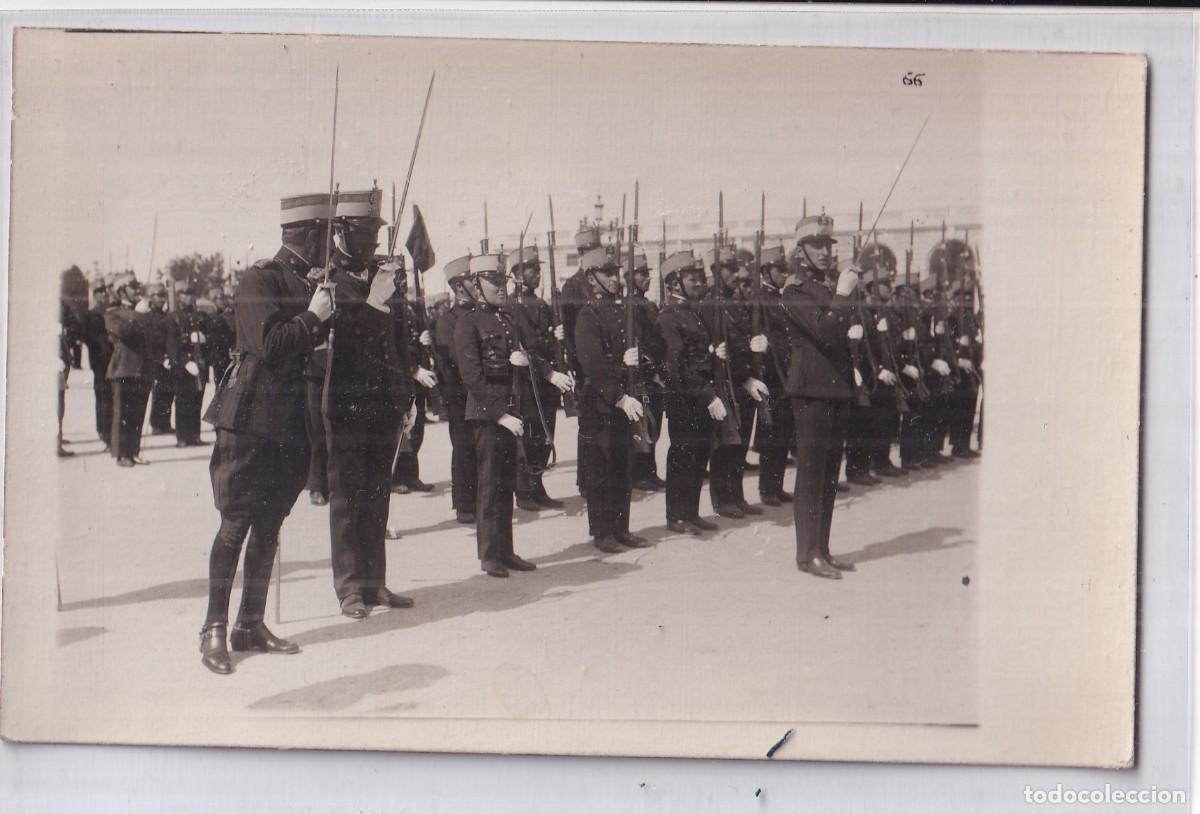 Cromos de f&uacute;tbol: Postal fotogr&aacute;fica. S. M. El Pr&iacute;ncipe de Asturias del Palacio Real de Madrid, patio de Armas.