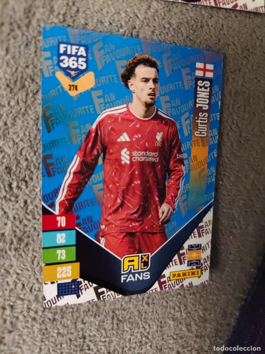 Cromos de f&uacute;tbol: 374 PARALELA AZUL 365 ADRENALYN 26 27 JONES LIVERPOOL FAN FAVOURITE 2026 2027 FIFA PANINI AAV