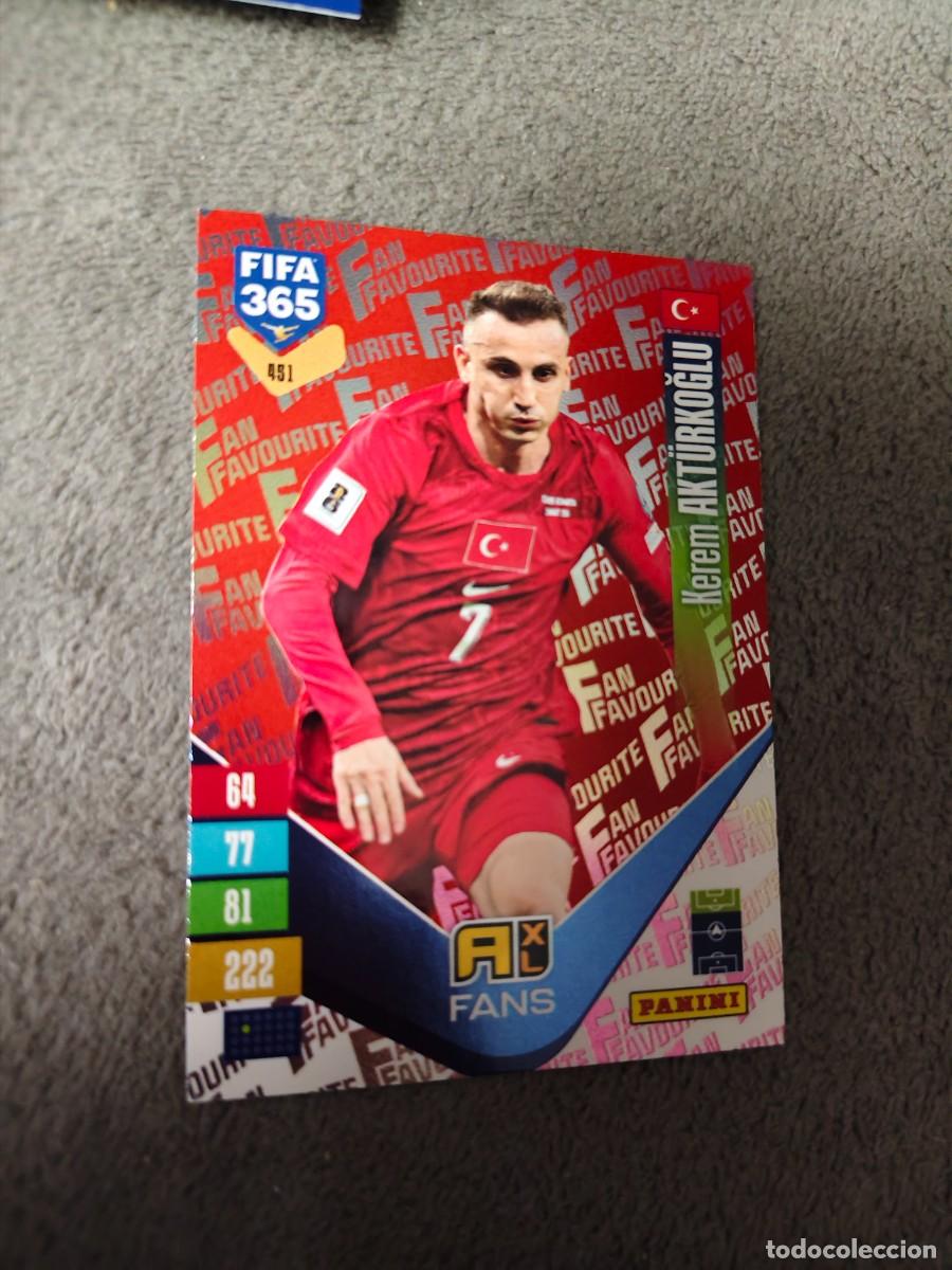 Fu&szlig;ball-Sticker: 451 PARALELA ROJA 365 ADRENALYN 26 27 KEREM AKT&Uuml;RKOĞLU TURQU&Iacute;A FAN FAVOURITE 2026 2027 FIFA PANINI A