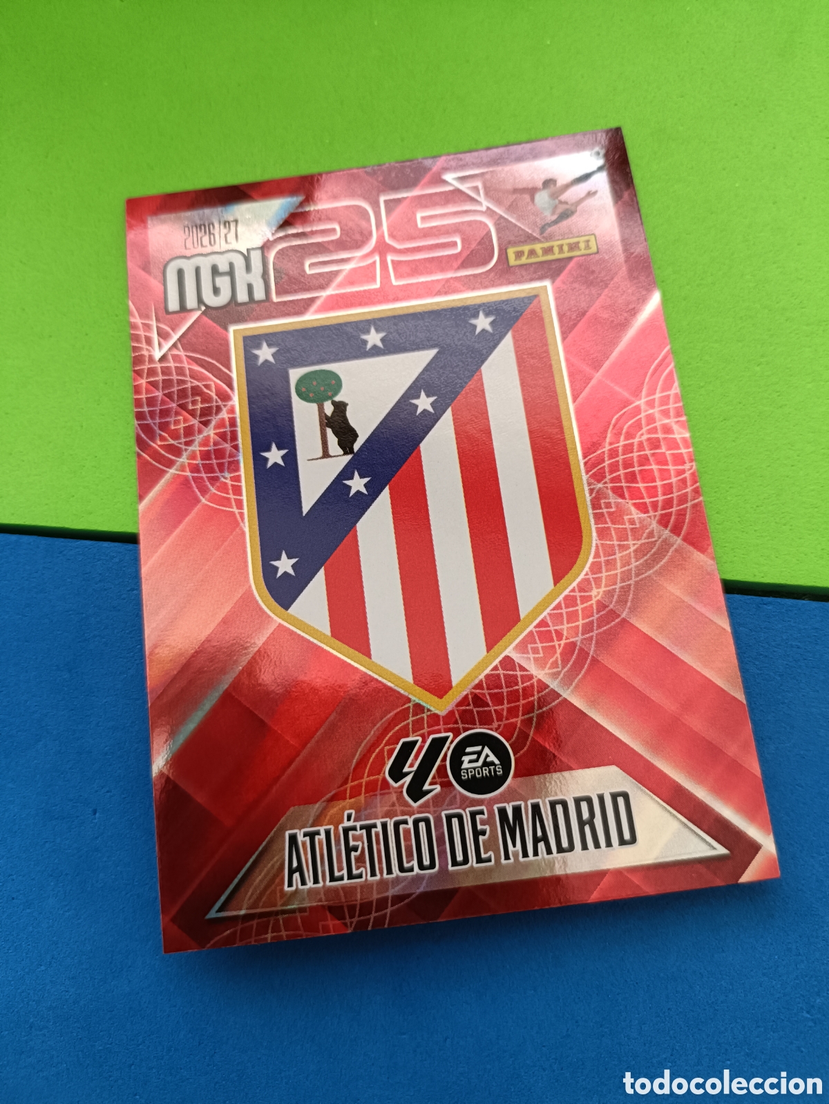 Cromos de f&uacute;tbol: PANINI 2026 2027 MGK MEGACRACKS 25 Aniversario - Atl&eacute;tico Madrid 55 Escudo