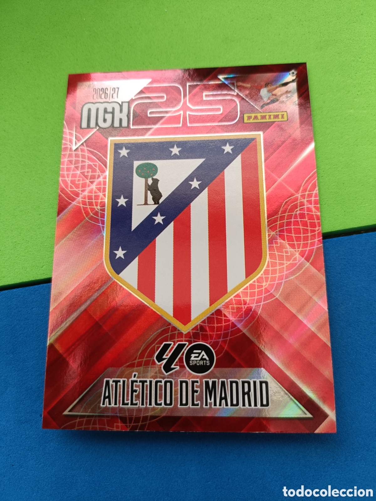 Cromos de f&uacute;tbol: PANINI 2026 2027 MGK MEGACRACKS 25 Aniversario - Atl&eacute;tico Madrid 55 Escudo