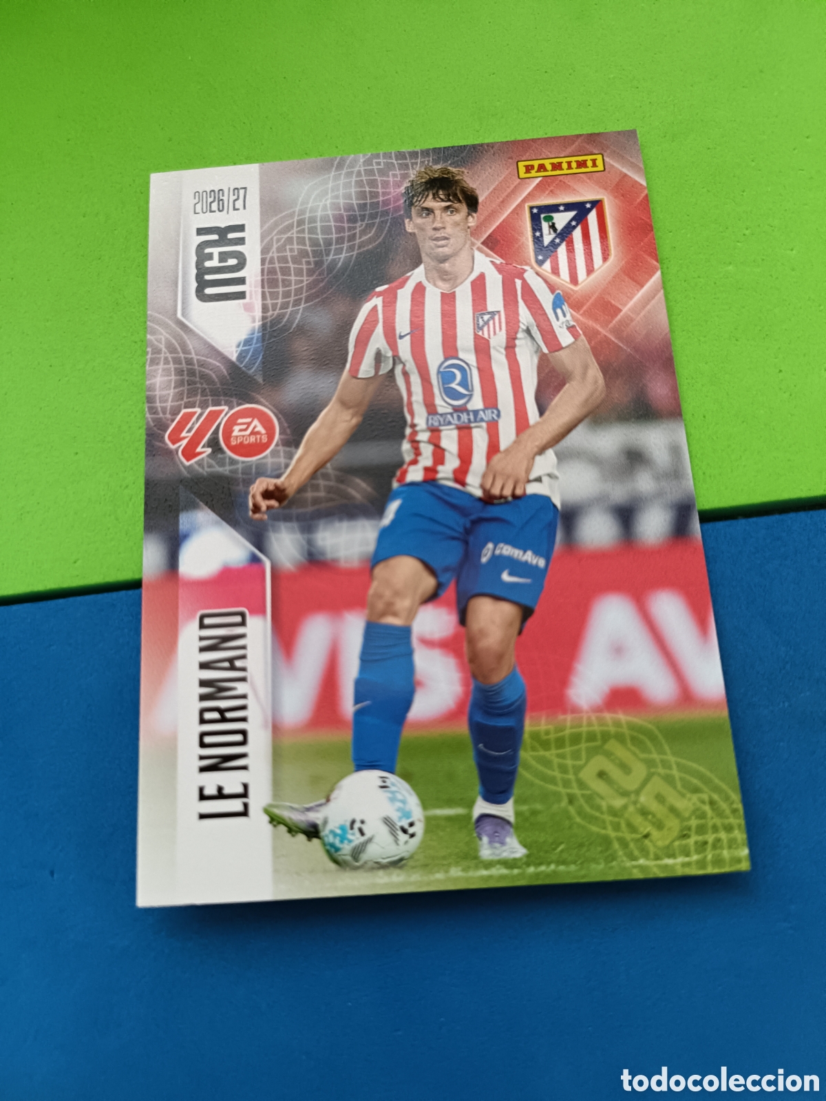 Cromos de f&uacute;tbol: PANINI 2026 2027 MGK MEGACRACKS 25 Aniversario - Atl&eacute;tico Madrid 59 Le Normand