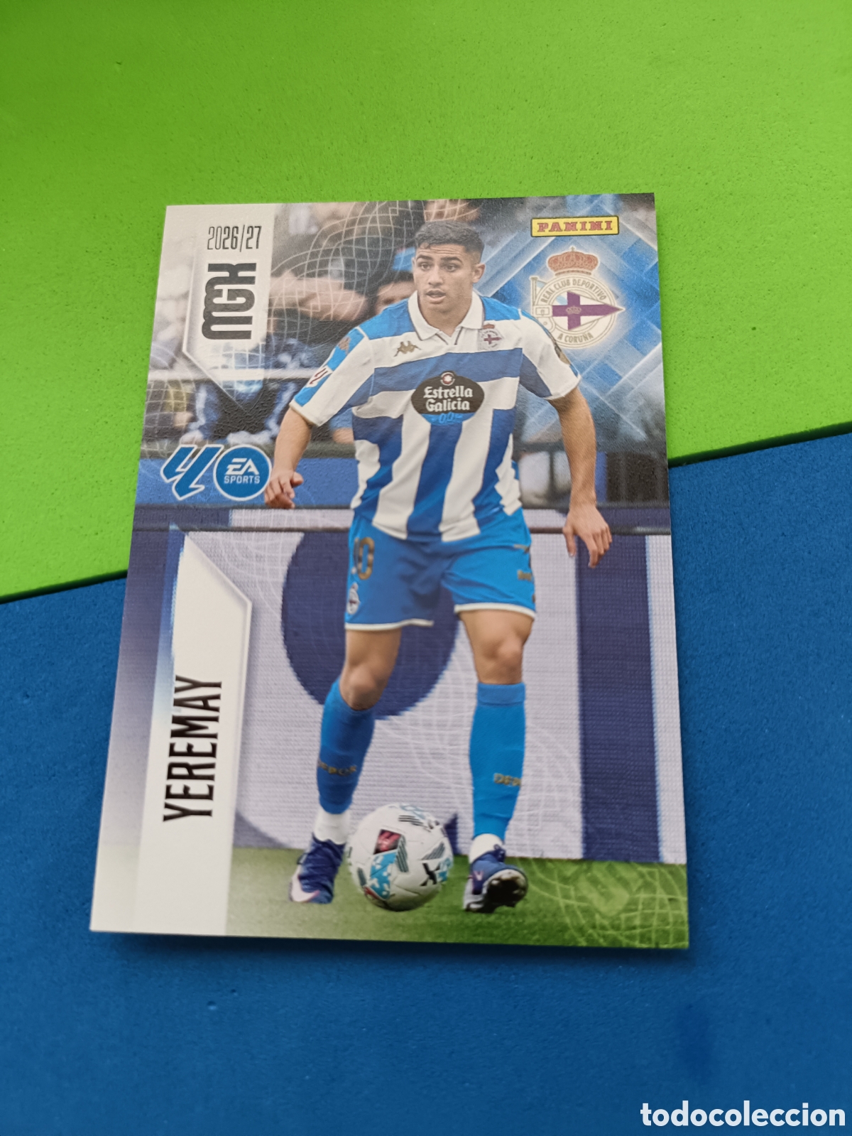 Cromos de f&uacute;tbol: PANINI 2026 2027 MGK MEGACRACKS 25 Aniversario - Deportivo Coru&ntilde;a 142 Yeremay